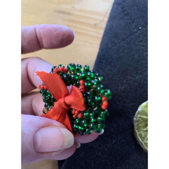 Hand beaded Hand Wired Christmas Pin/ brooch Wreath - Picture 3 of 6